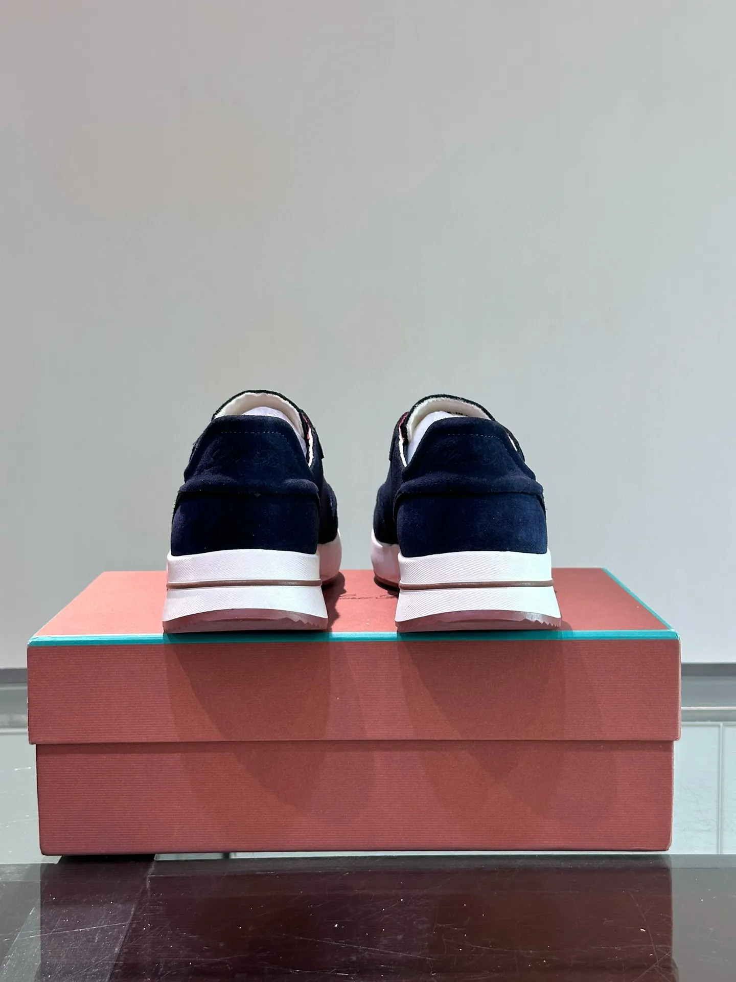 Factory price: 540💰Loro men's shoes💰iana niche Loro classic jogging shoes, men's lace-up casual shoes and sneakers, high-quality lightweight and comfortable fabrics, suitable for outdoor leisure, the color scheme is young and energetic, and it looks great with sportswear or casual suits! Size: 39-46 (customized sizes of 45 and 46 are non-refundable)